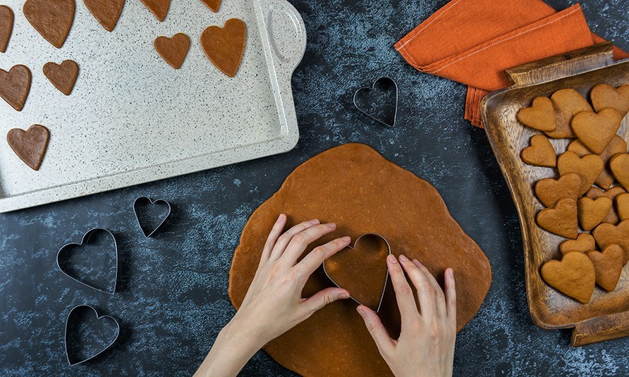 Joulupipareiden tekeminen sydänmuotilla kuvattuna ylhäältä päin. Joulupipareiden tekeminen sydänmuotilla kuvattuna ylhäältä päin.